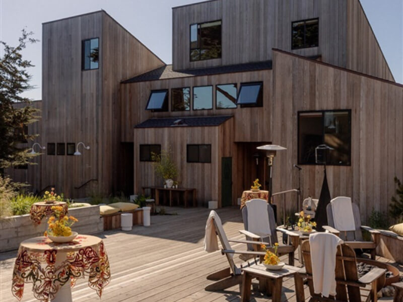 The Courtyard 6